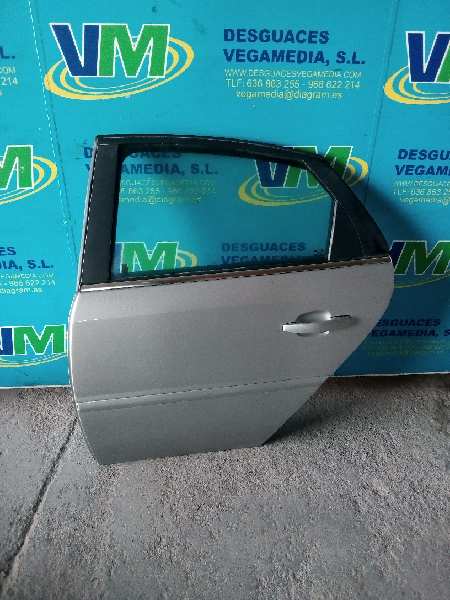 Puerta trasera izquierda