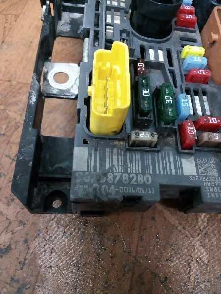Relay / fuse box, photo 1 of 2