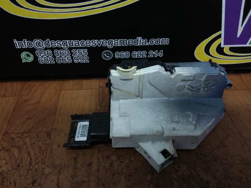 Cerradura puerta delantera derecha
