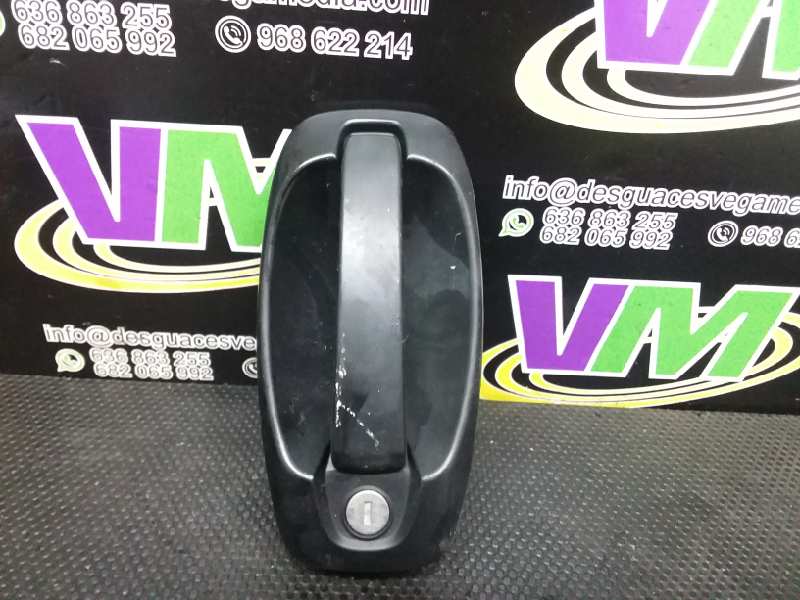 Front left outer door handle, photo 1 of 2