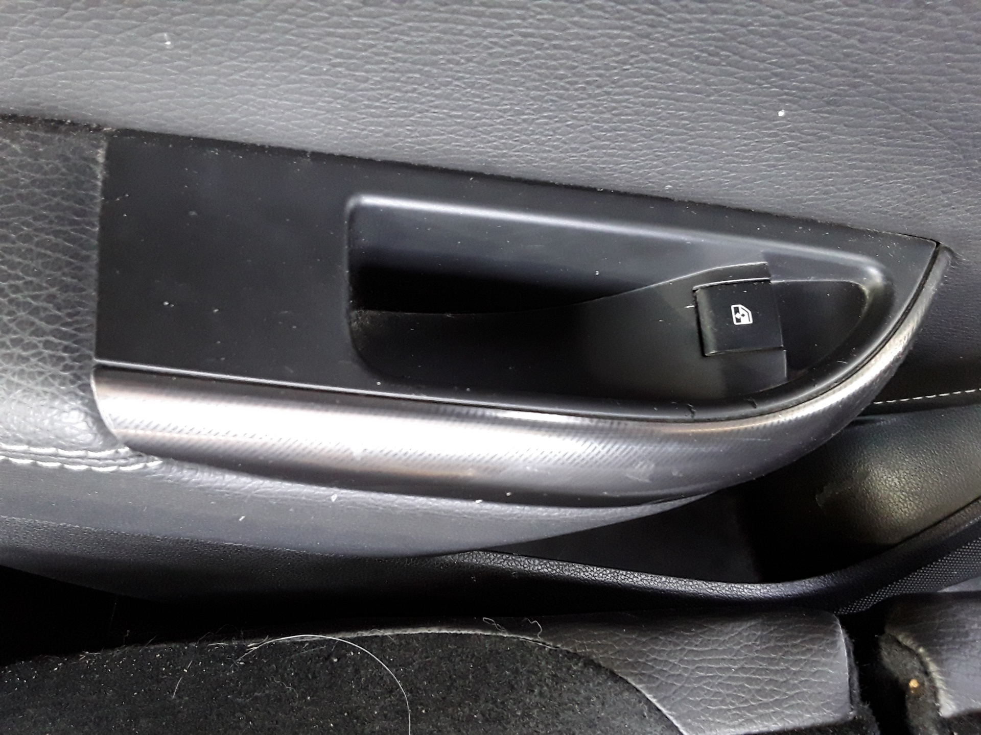 Rear left window switch, photo 1 of 1