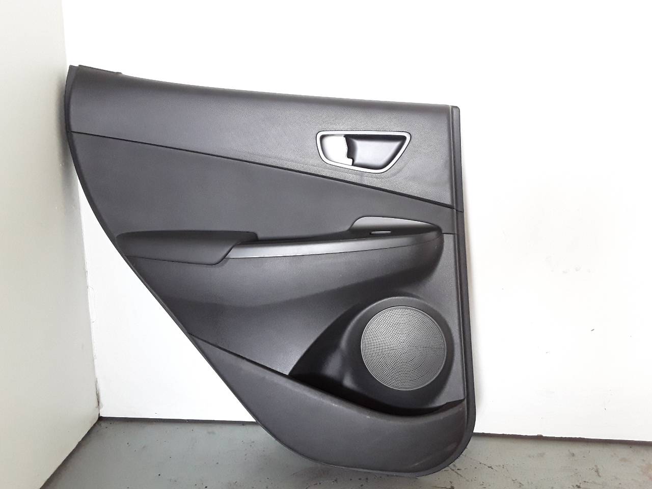 Rear left door trim, photo 1 of 2
