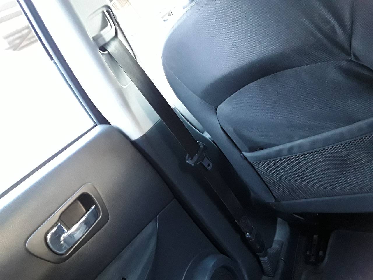 Front left seat belt, photo 1 of 2