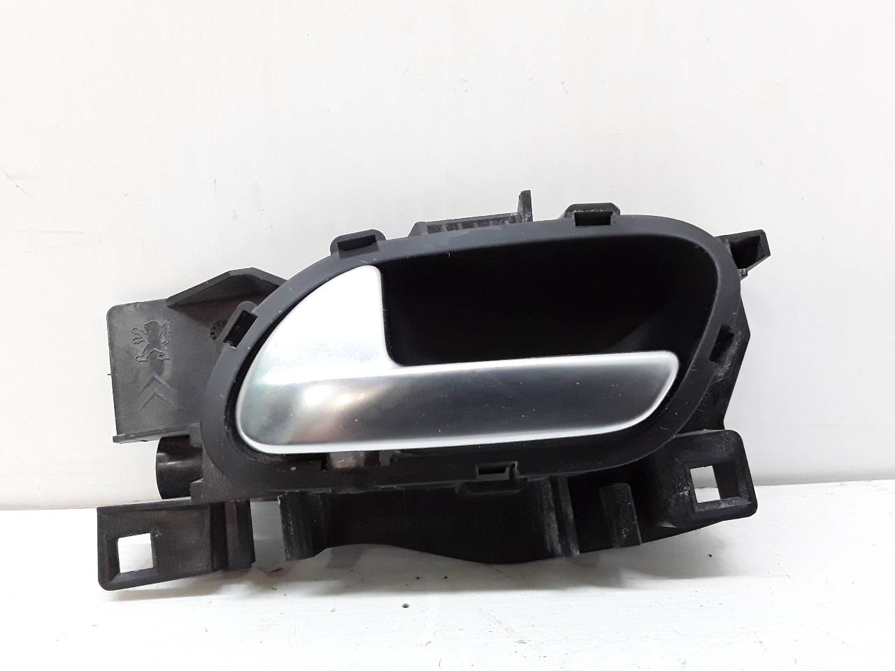 Front left inner door handle, photo 1 of 2