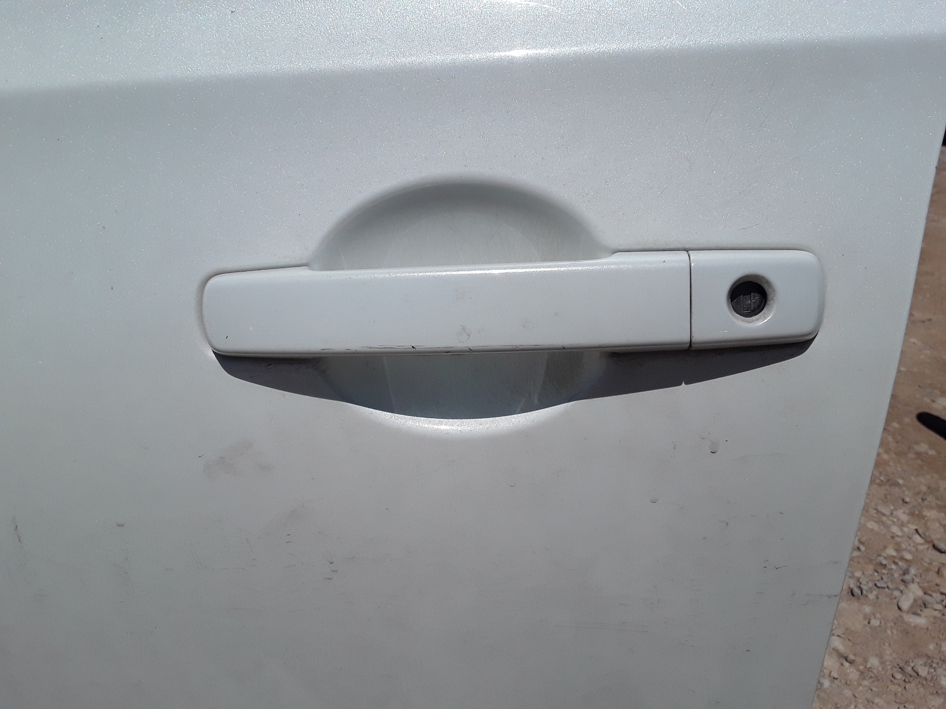 Front left outer door handle, photo 1 of 2
