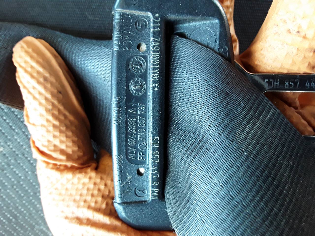 Rear right seat belt, photo 1 of 2
