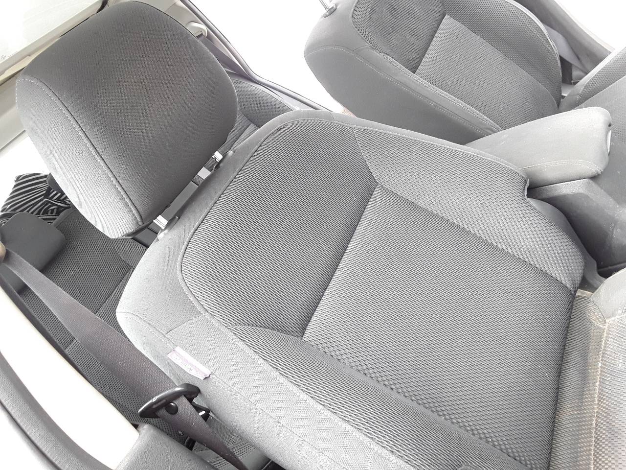 Front right seat, photo 1 of 3