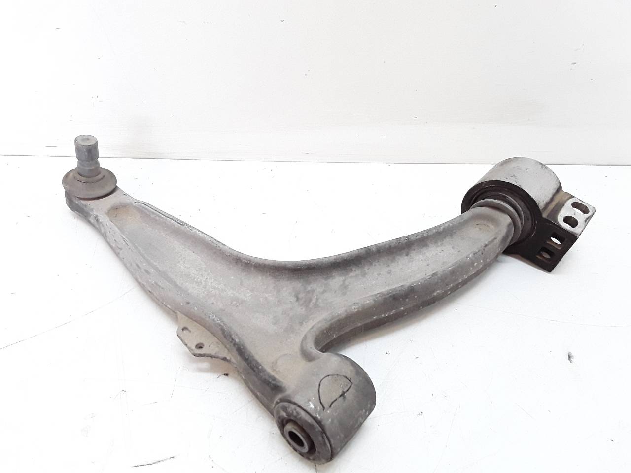 Brazo suspension inferior trasero derecho