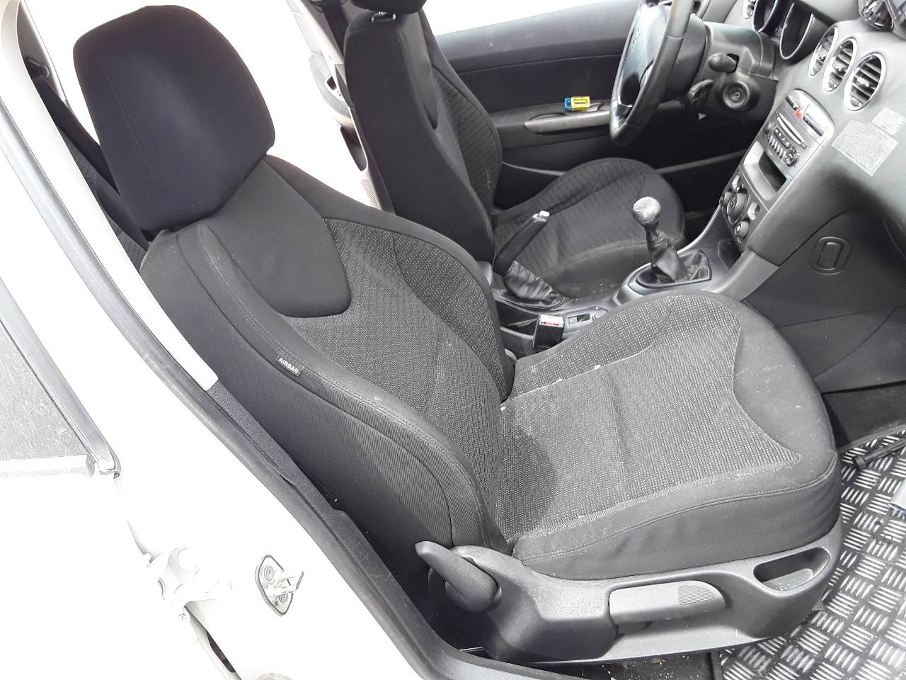 Front right seat, photo 1 of 4