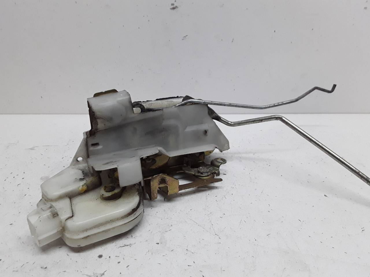 Cerradura puerta delantera derecha