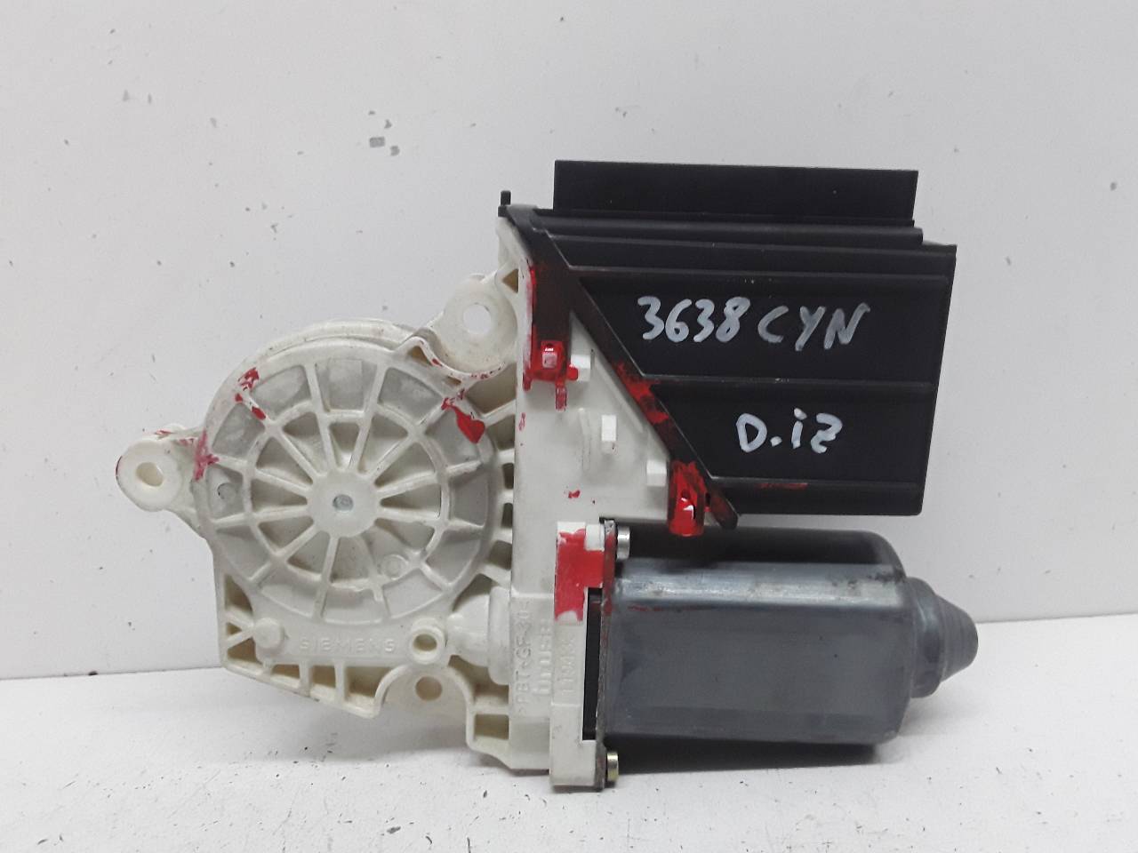 Front left window regulator motor, photo 1 of 3