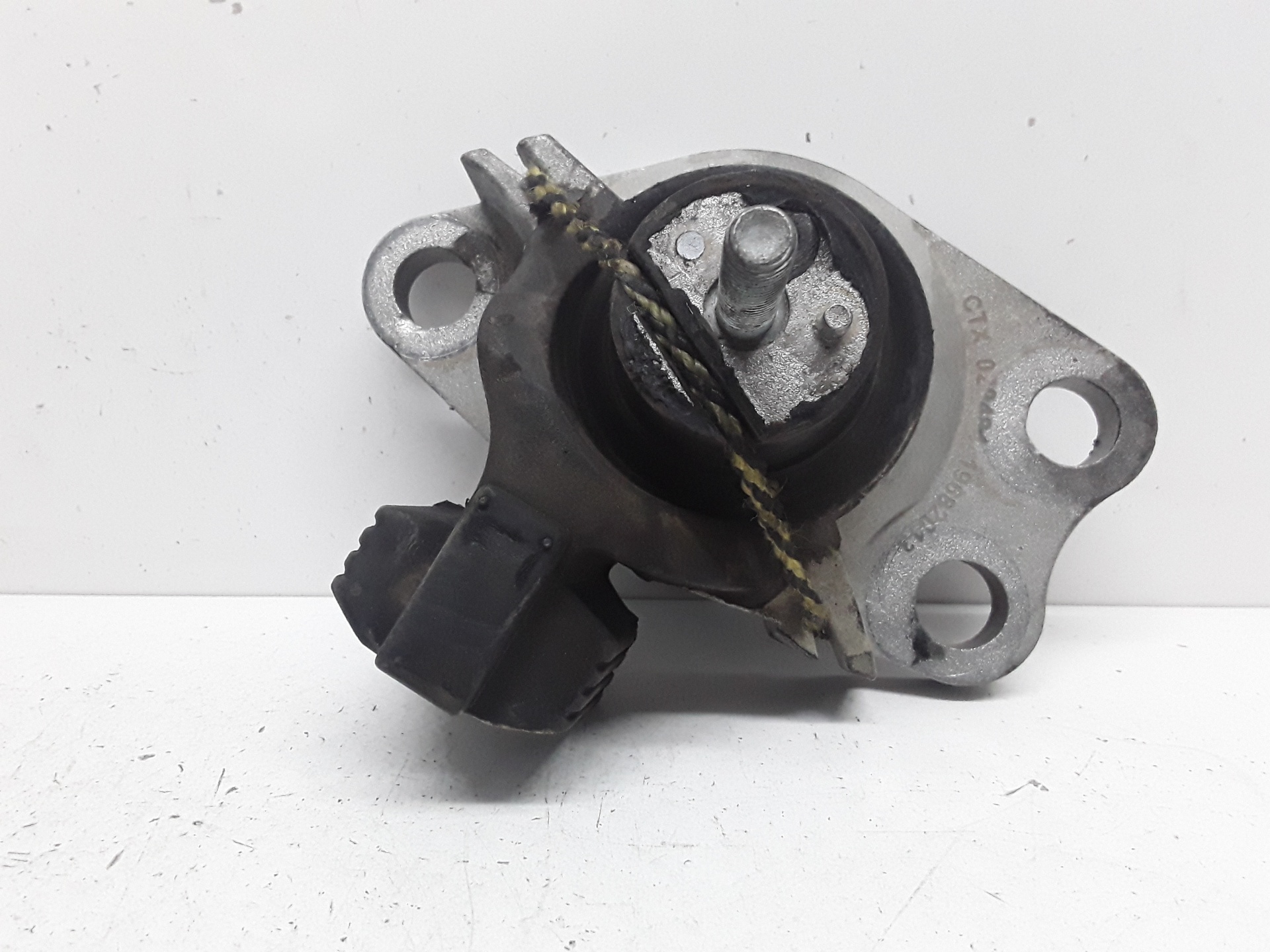 Soporte motor derecho, foto 1 de 3