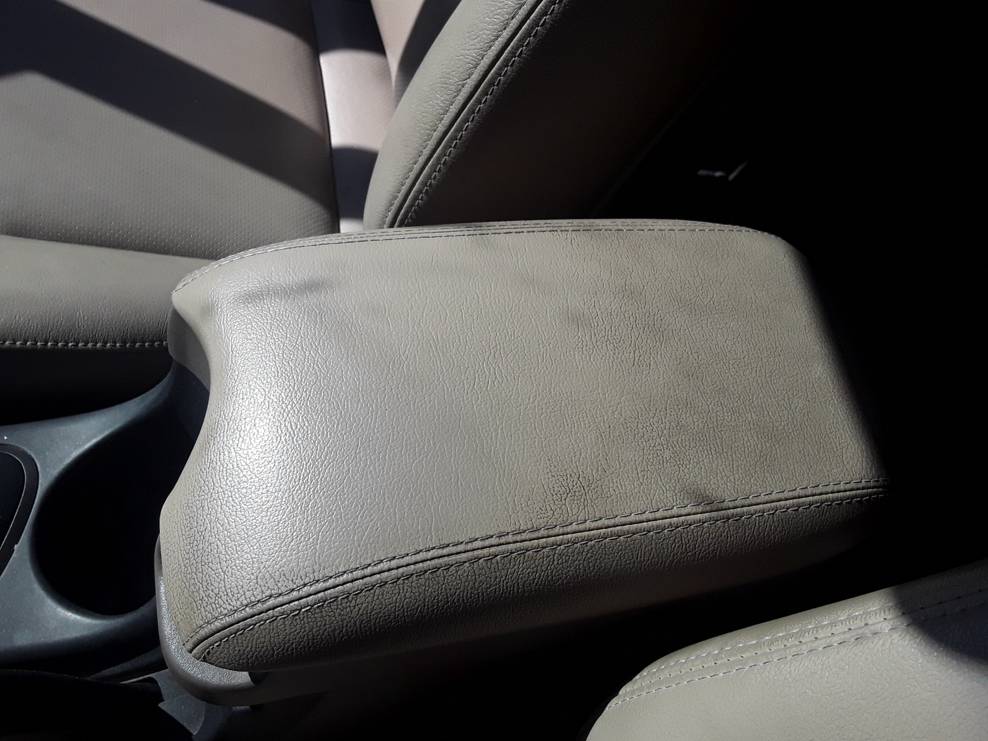 Centre armrest, photo 1 of 3