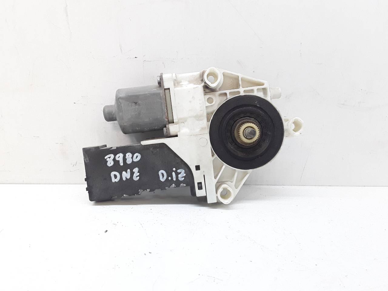 Front left window regulator motor, photo 1 of 5