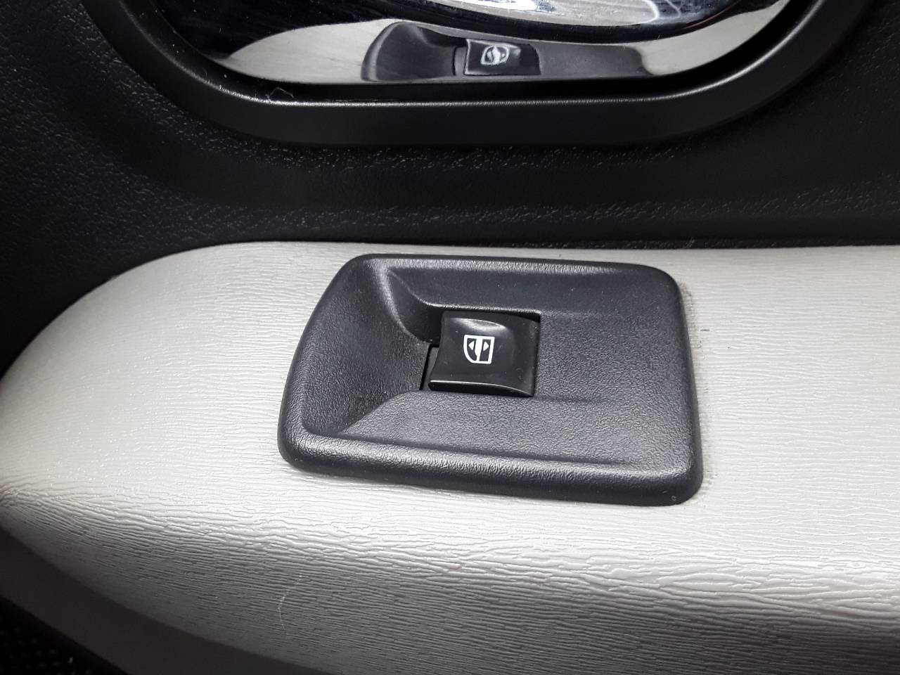 Front right window switch, photo 1 of 4