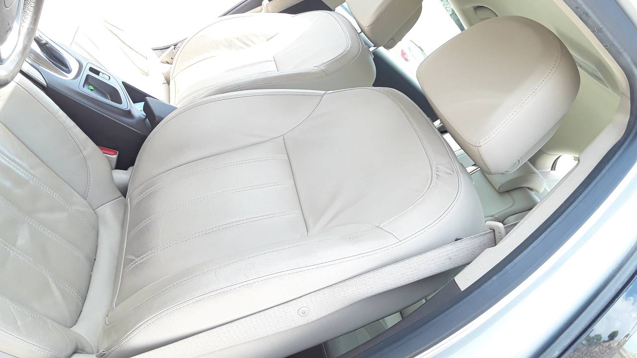 Front left seat, photo 1 of 3
