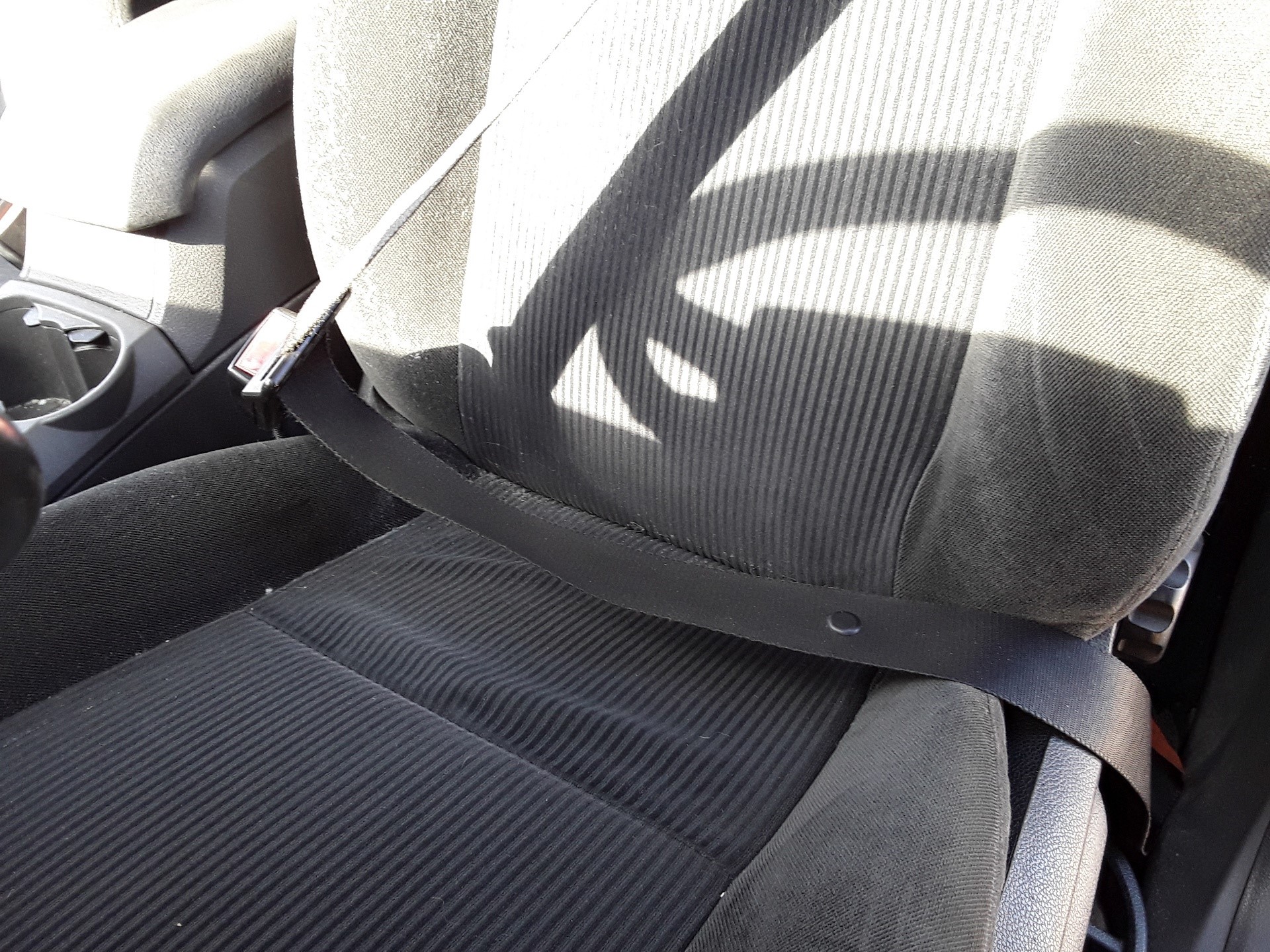 Front left seat belt, photo 1 of 2