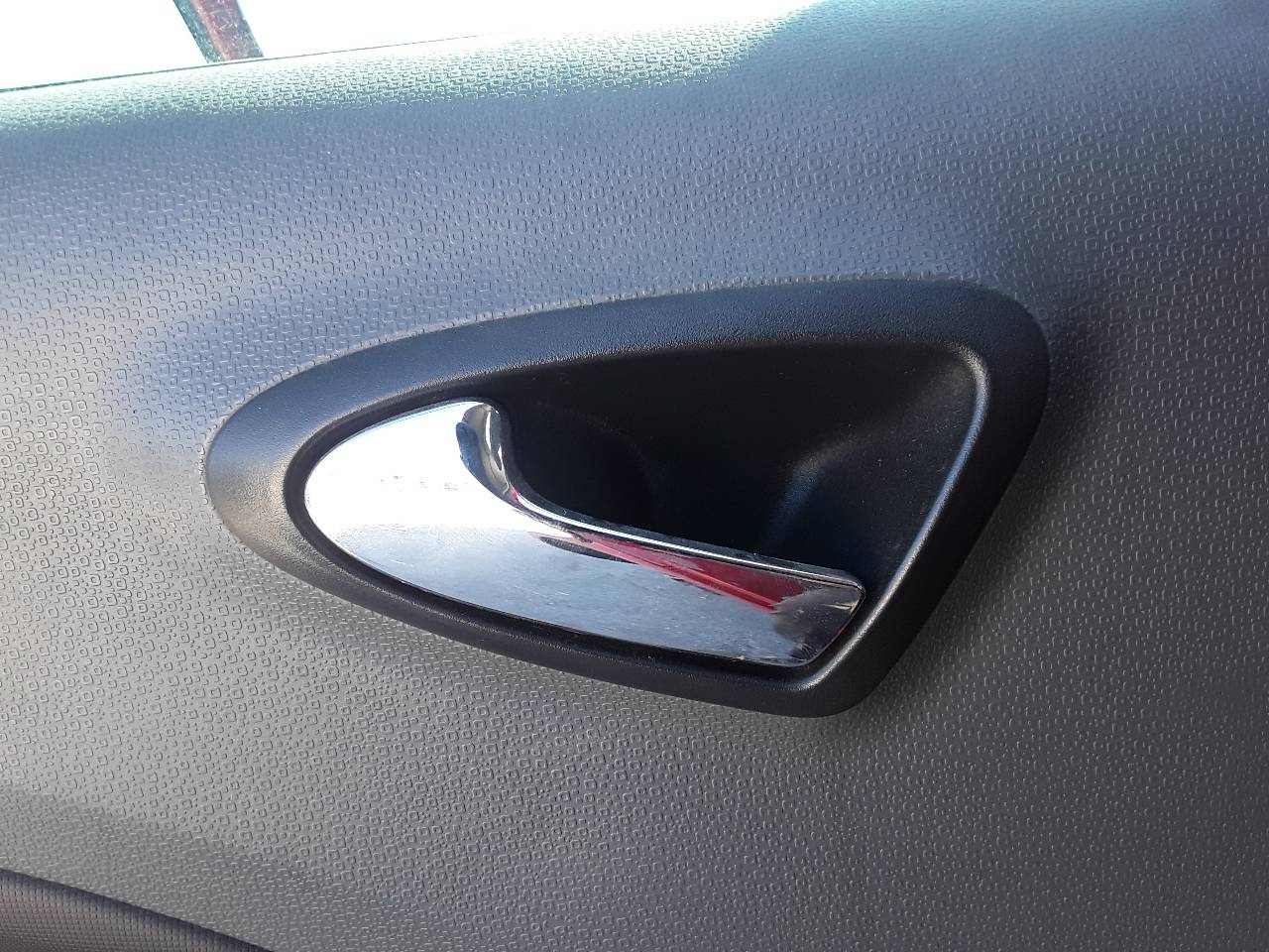 Rear left inner door handle, photo 1 of 3
