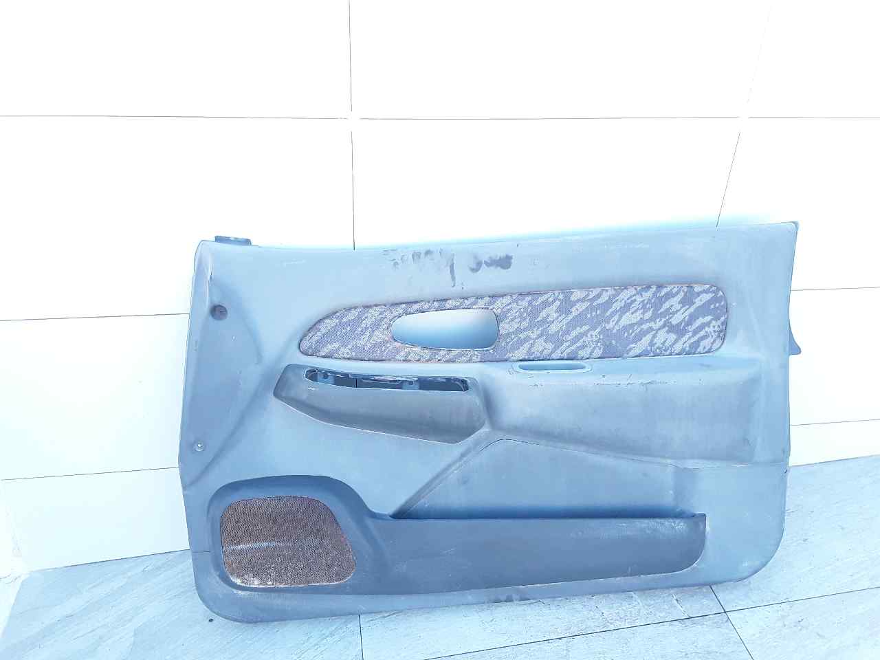 Guarnecido puerta delantera derecha, foto 1 de 2