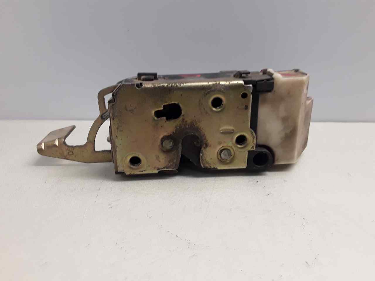 Cerradura puerta delantera derecha
