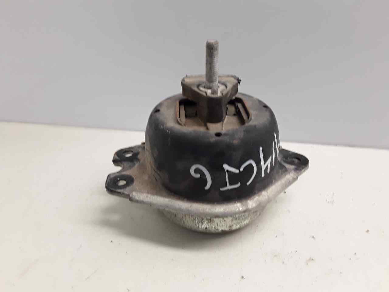Soporte motor derecho, foto 1 de 3