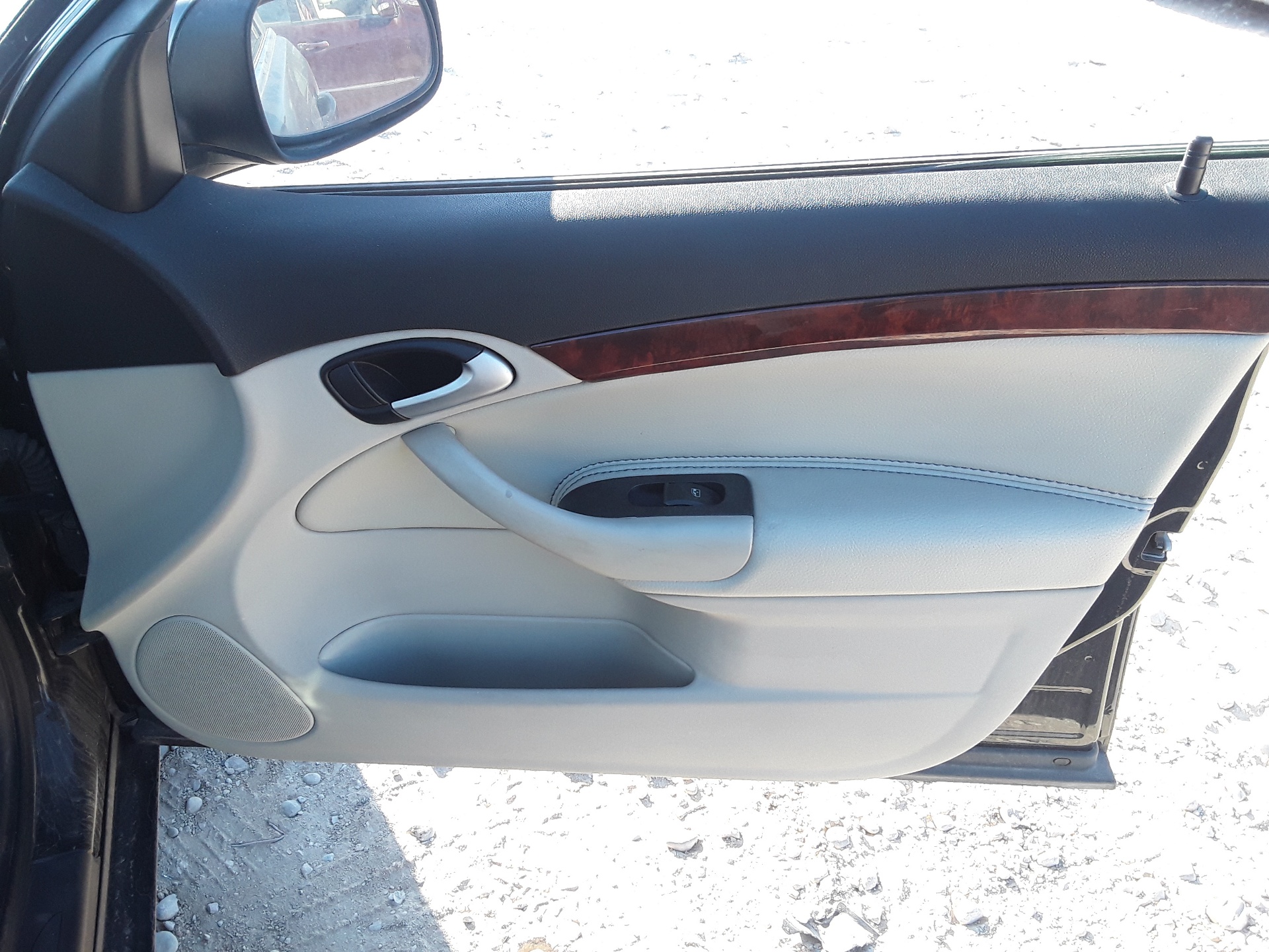 Front right door trim, photo 1 of 1