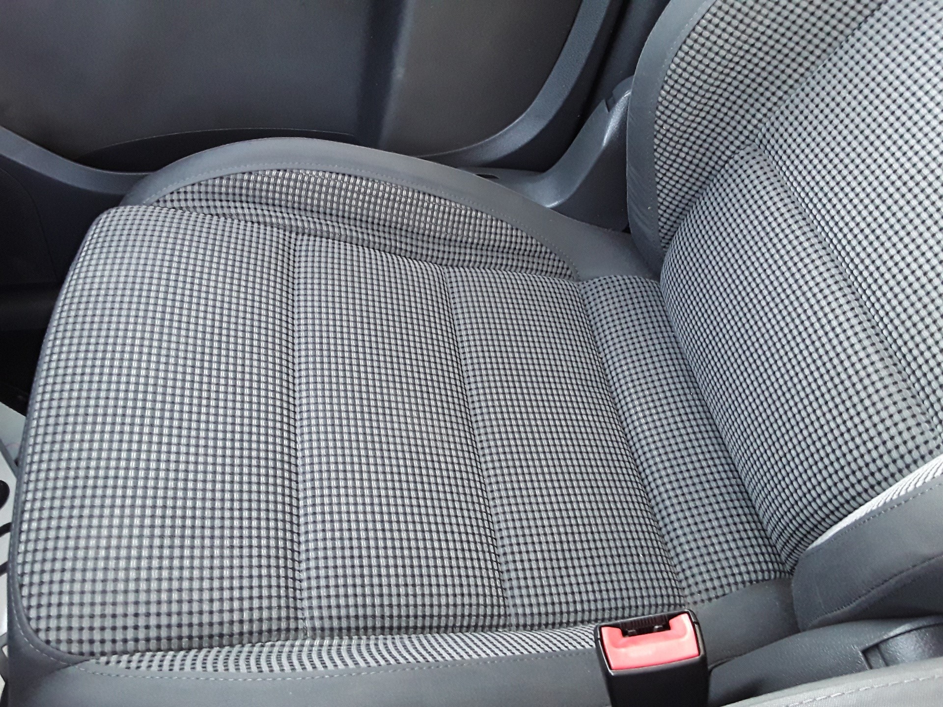 Front right seat, photo 1 of 3
