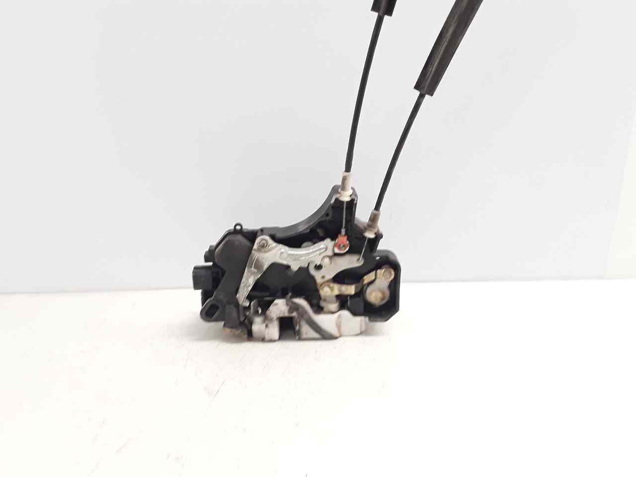 Cerradura puerta delantera derecha