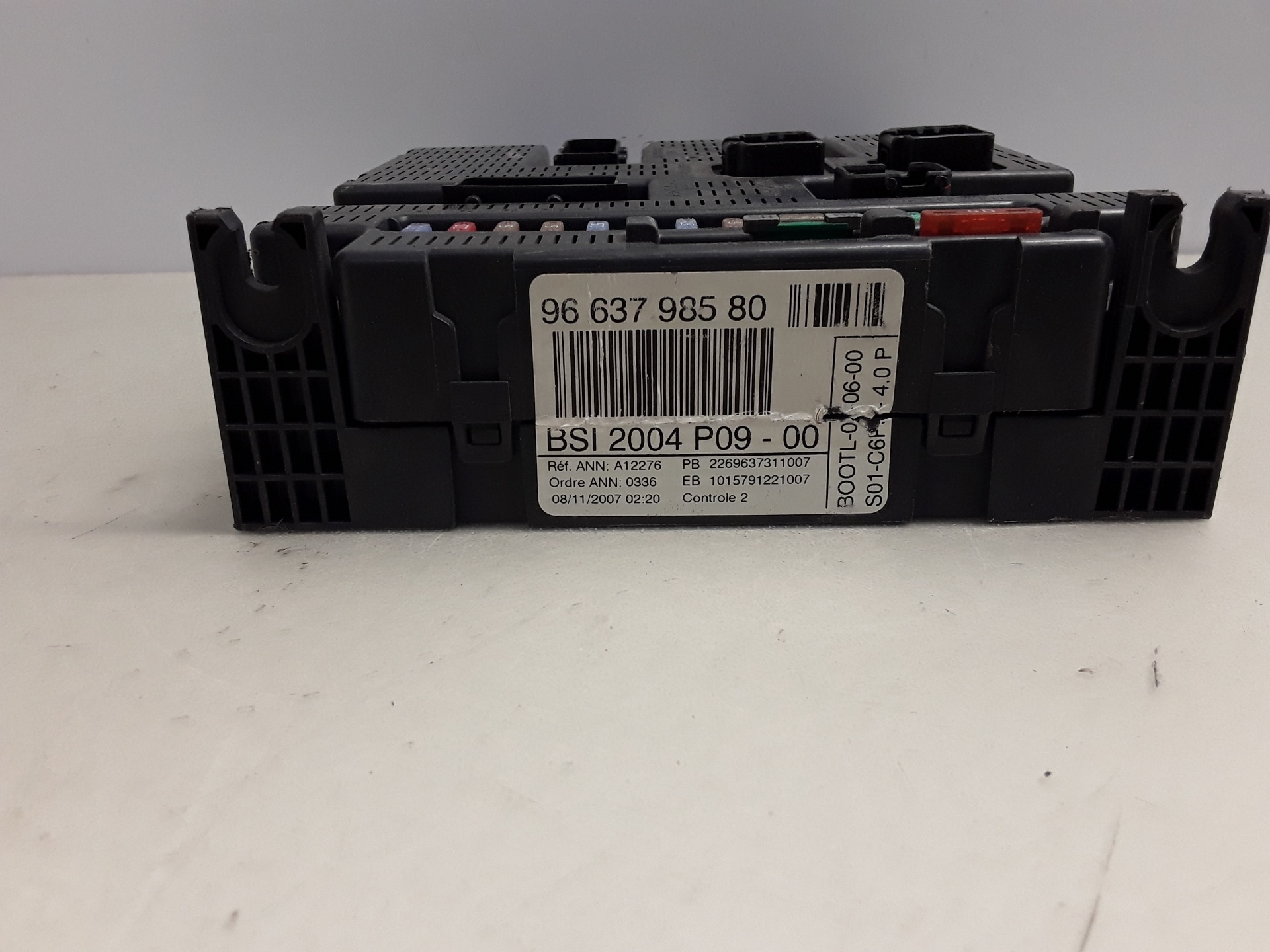 Relay / fuse box, photo 1 of 2