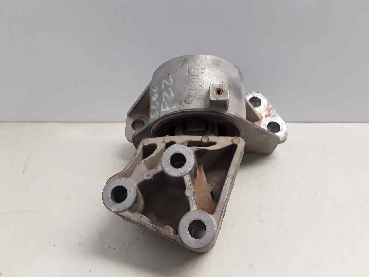 Soporte motor derecho