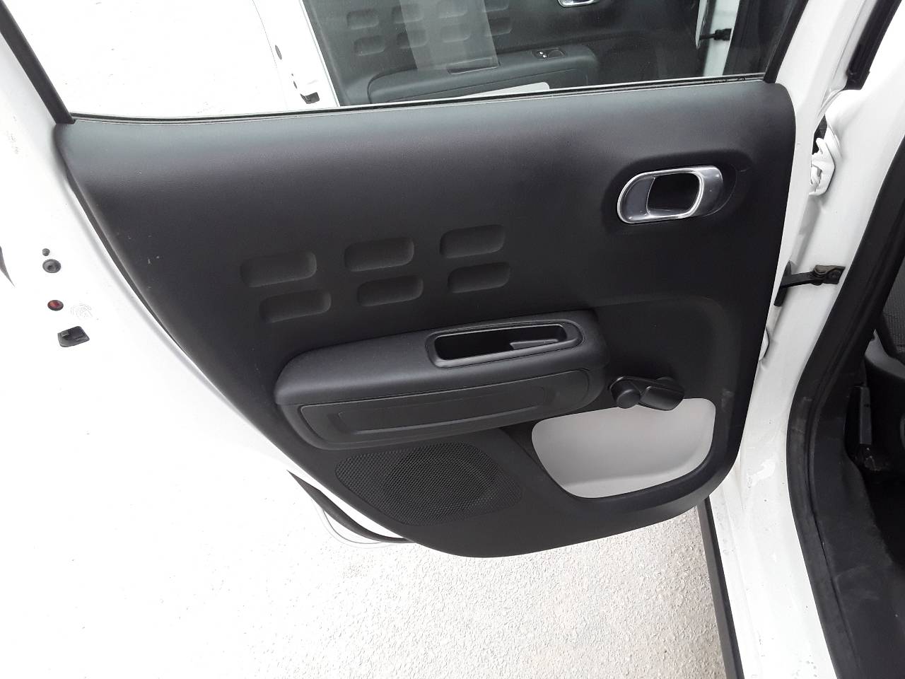 Guarnecido puerta trasera izquierda, foto 1 de 3