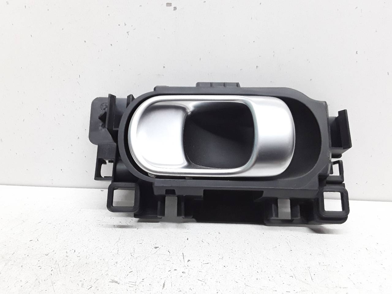 Rear left inner door handle, photo 1 of 2