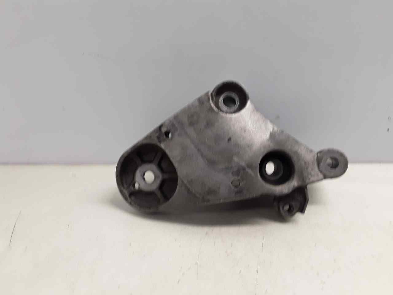 Soporte motor derecho
