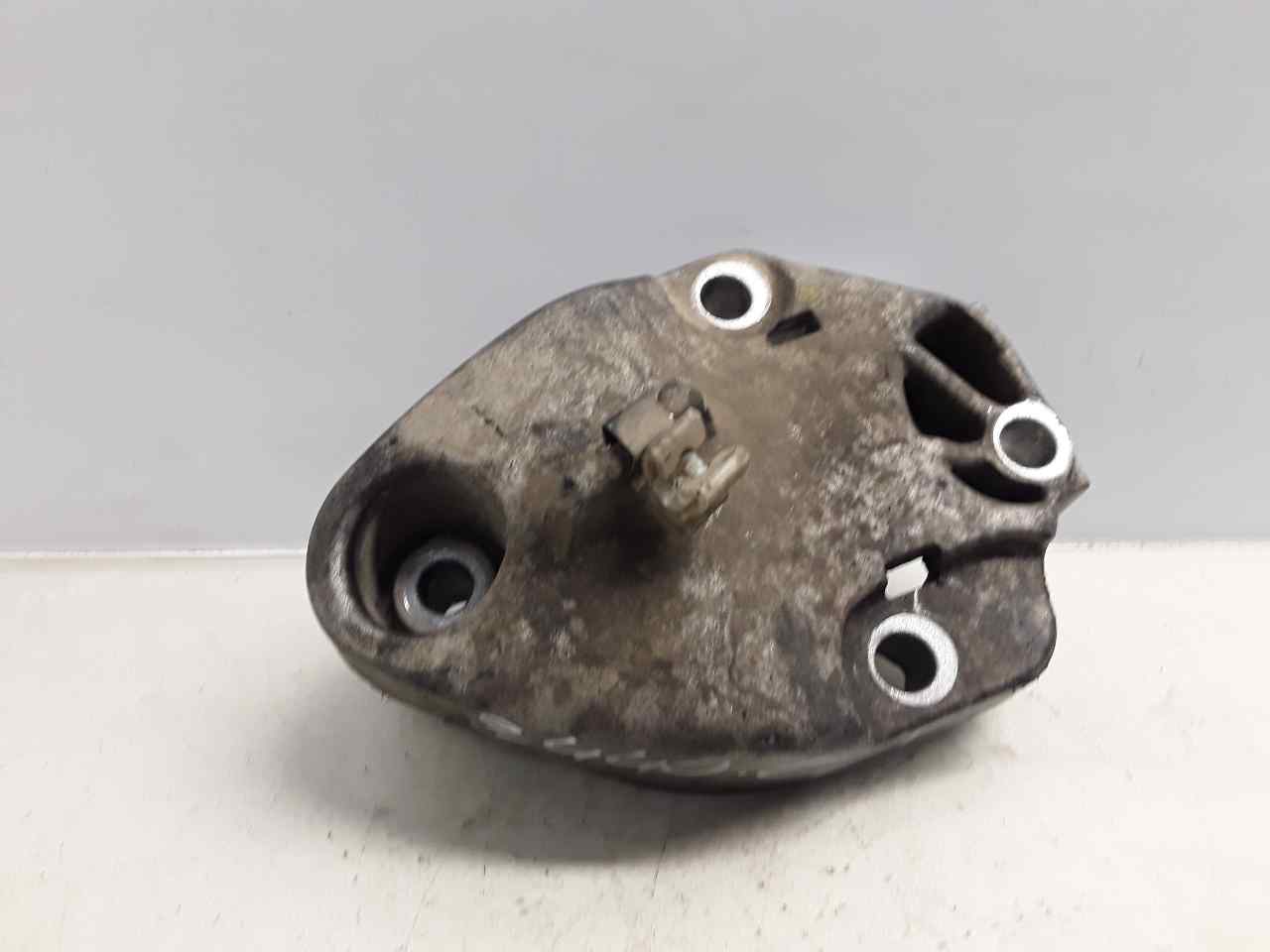 Soporte motor derecho