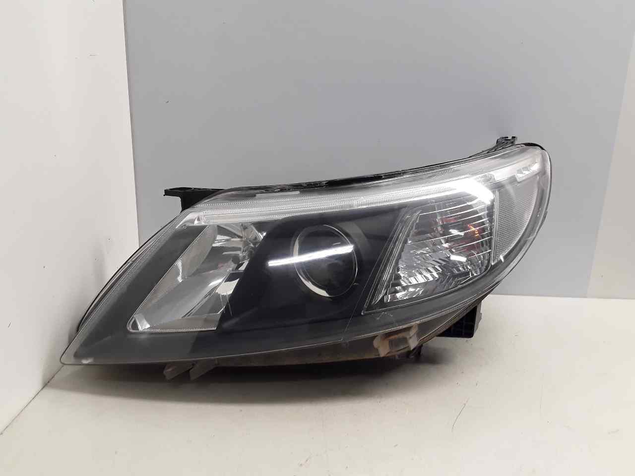 Faro izquierdo, foto 1 de 4
