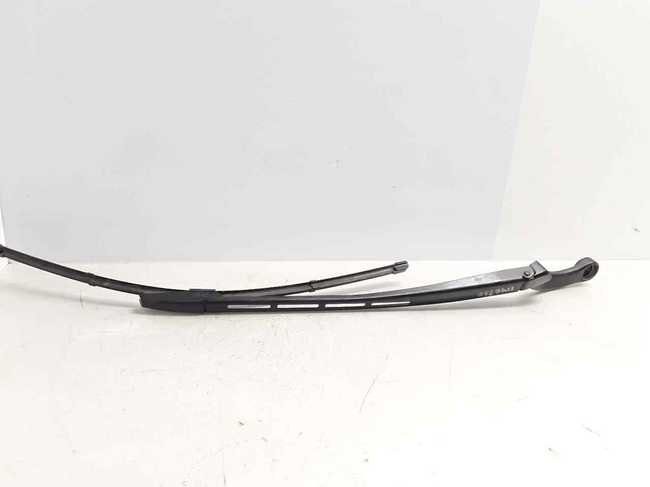 Brazo limpia delantero izquierdo