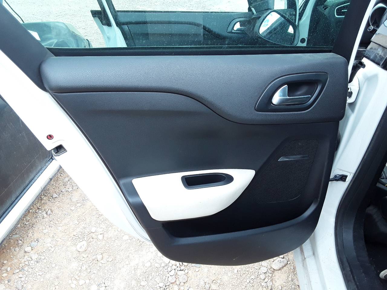 Guarnecido puerta trasera izquierda, foto 1 de 1