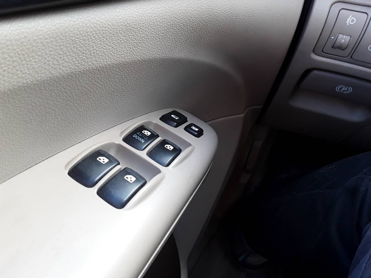 Front left window switch, photo 1 of 1