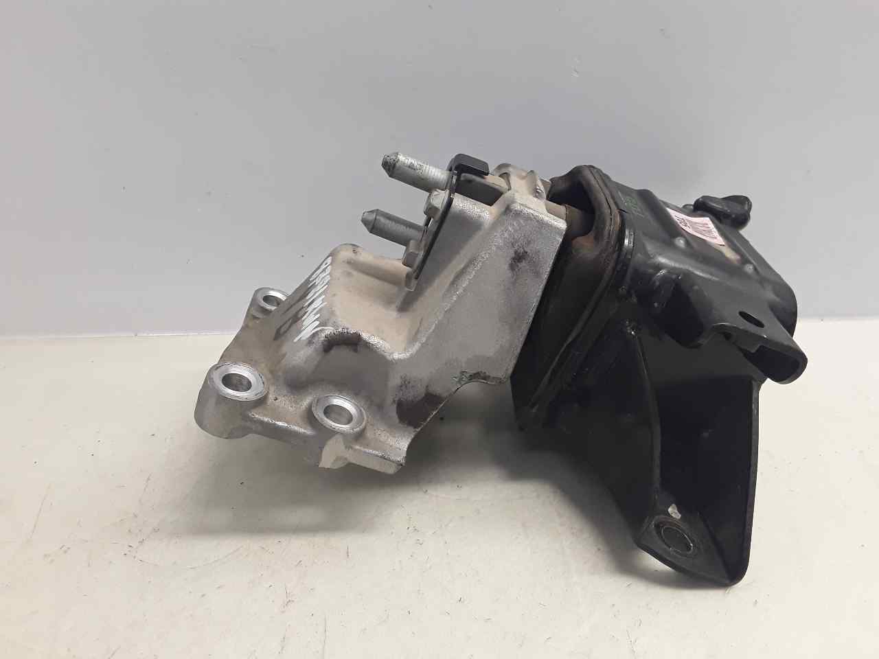 Soporte motor derecho