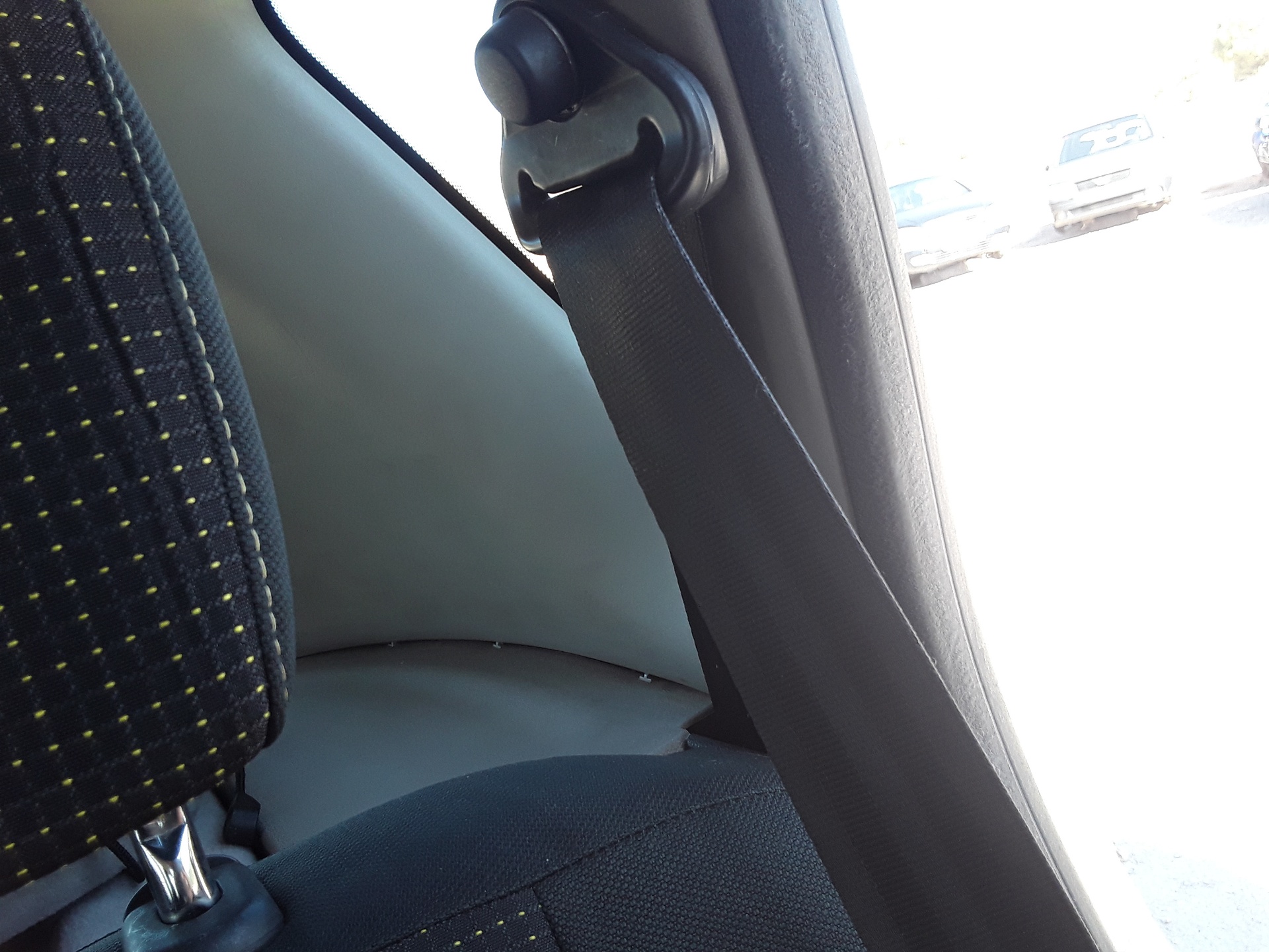 Rear left seat belt, photo 1 of 2