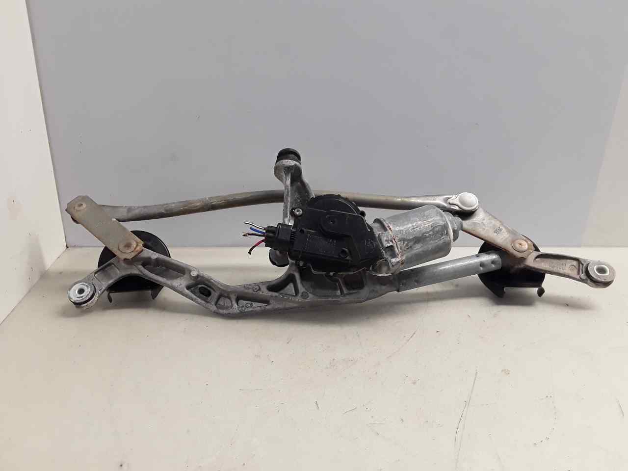 Motor limpia delantero