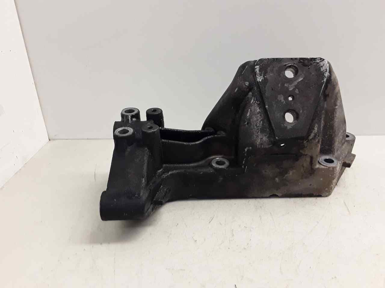 Soporte motor derecho