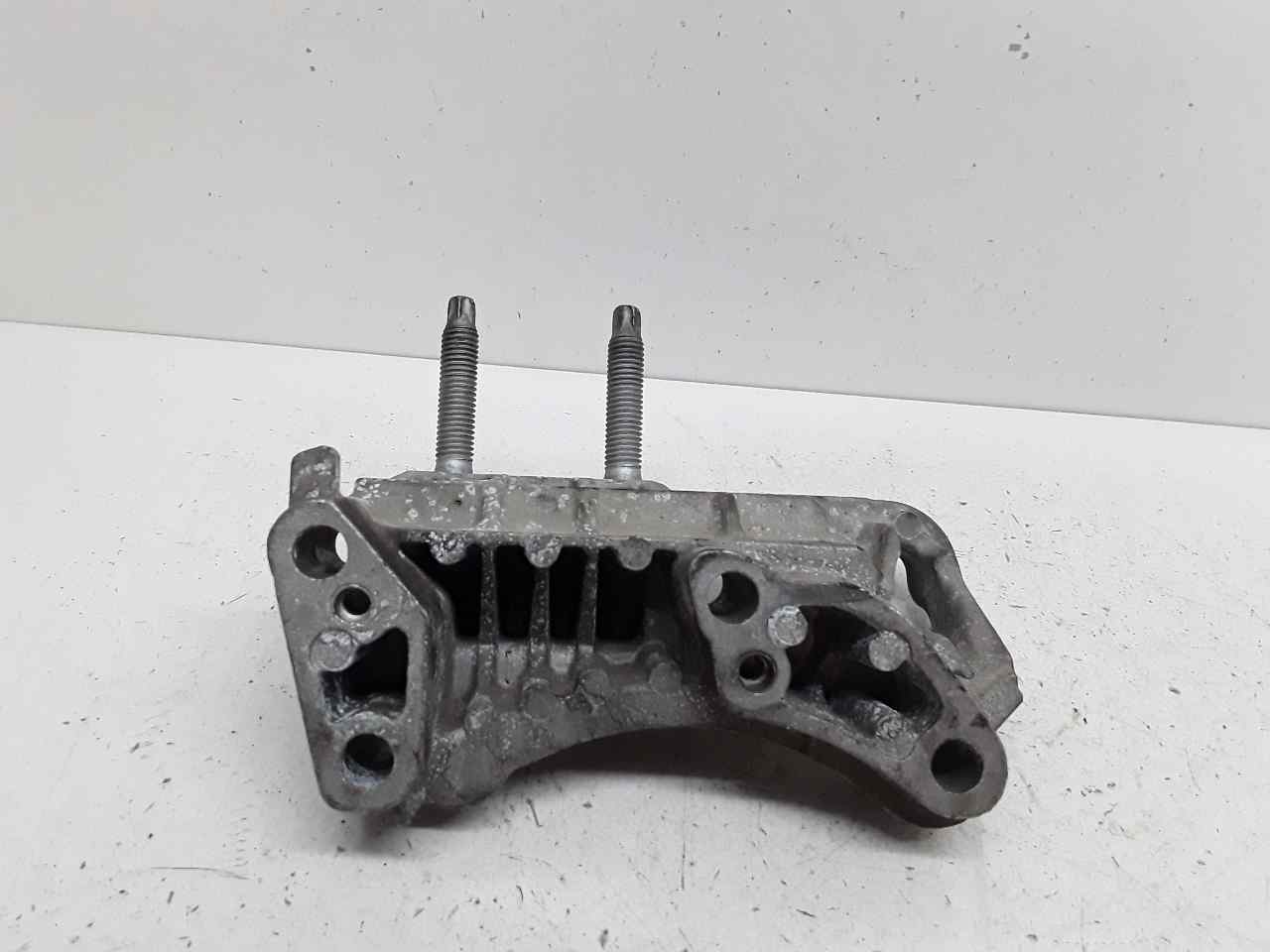 Soporte motor derecho