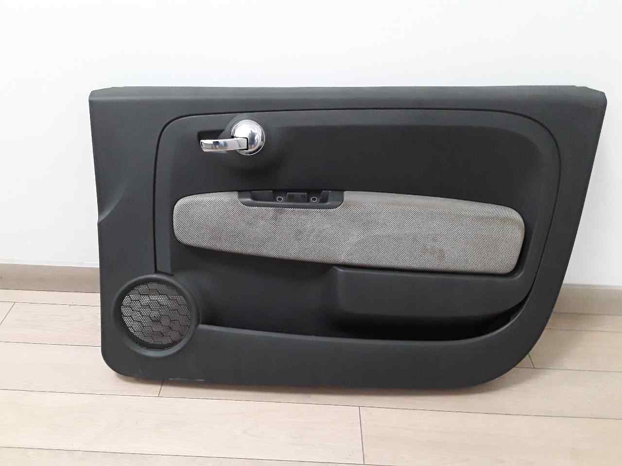 Guarnecido puerta delantera derecha