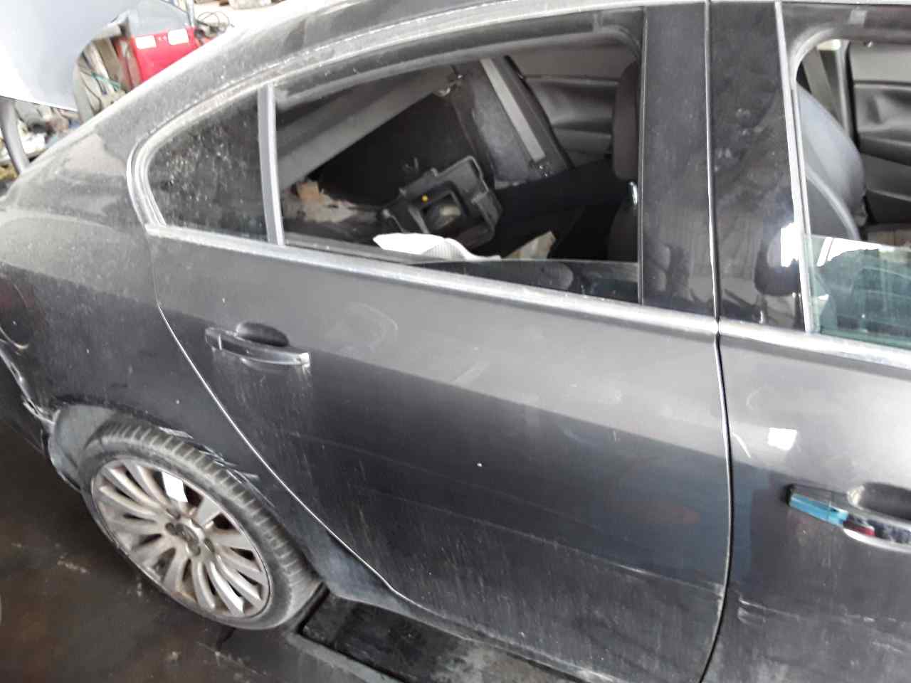Puerta trasera derecha, foto 1 de 1