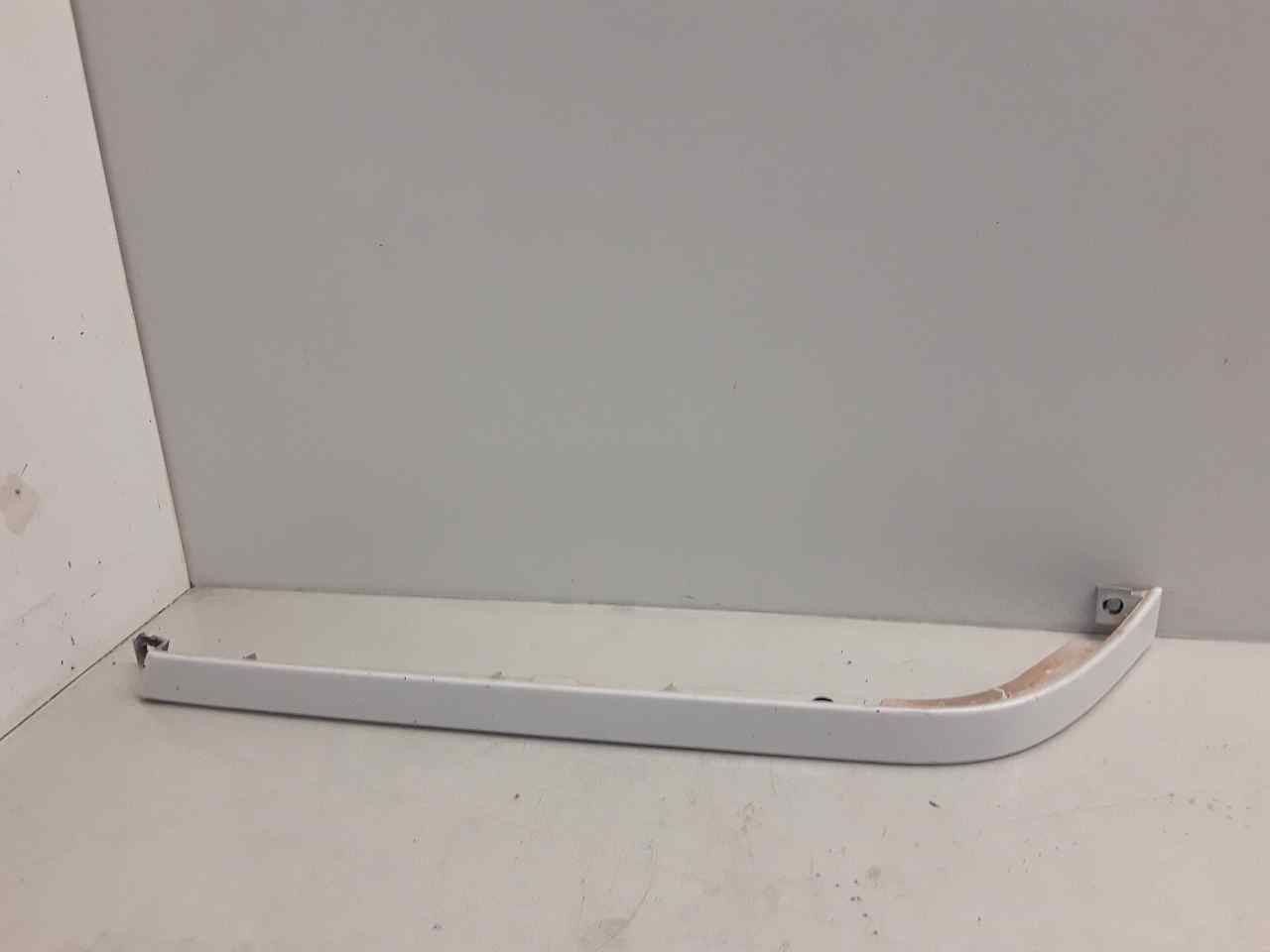 Moldura bajo faro izquierdo