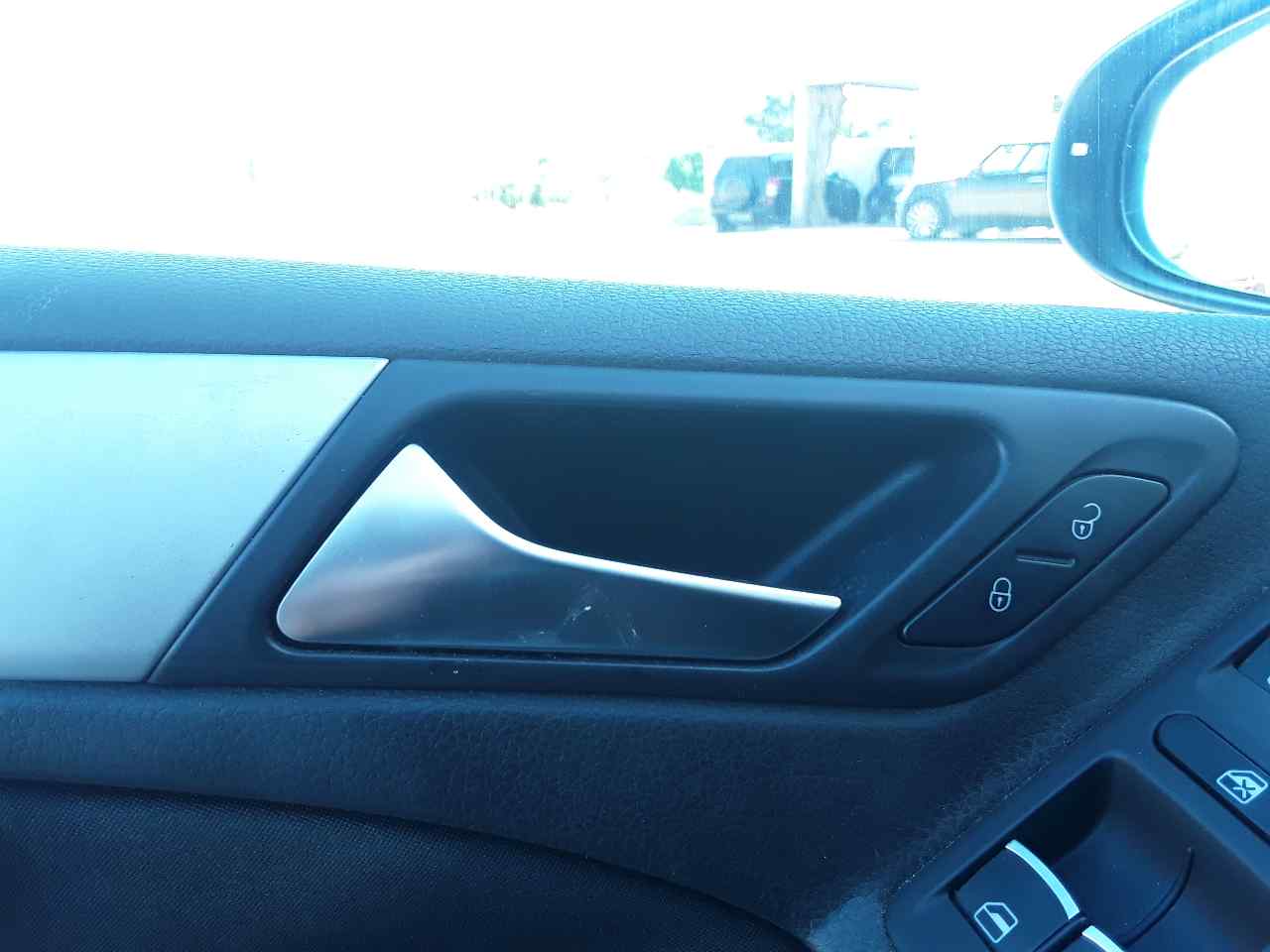 Front left inner door handle, photo 1 of 1