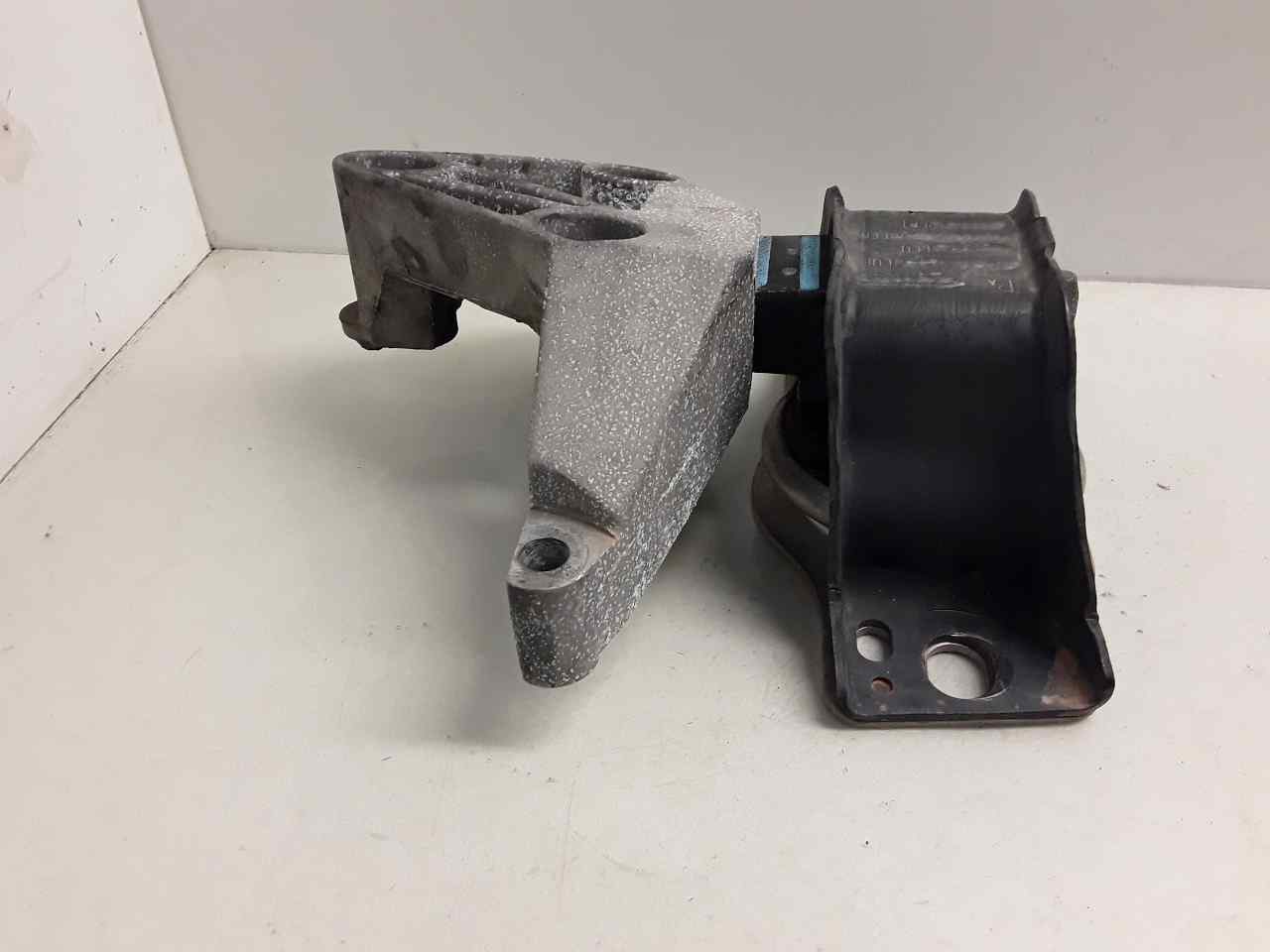 Soporte motor derecho, foto 1 de 3