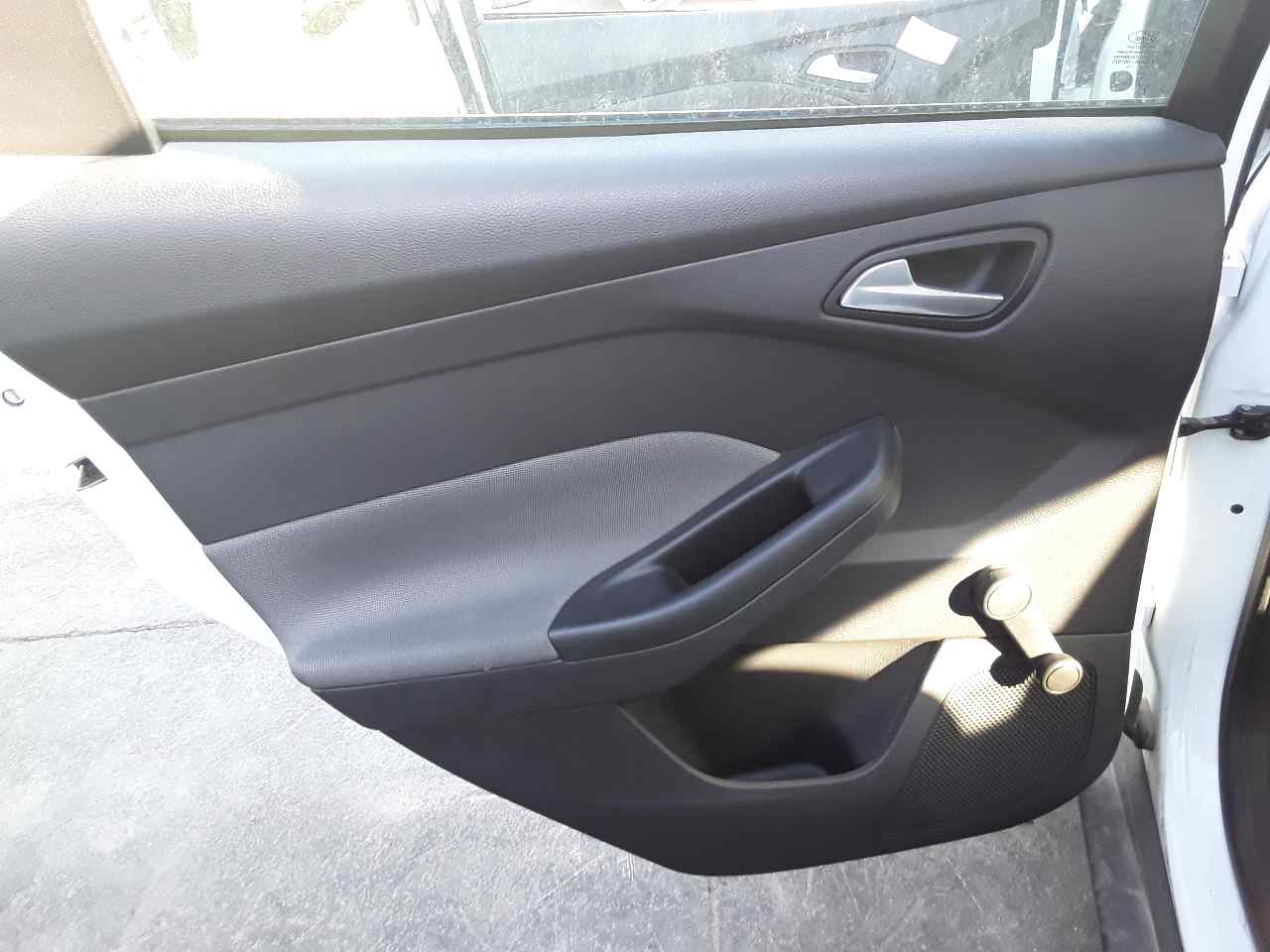 Guarnecido puerta trasera izquierda