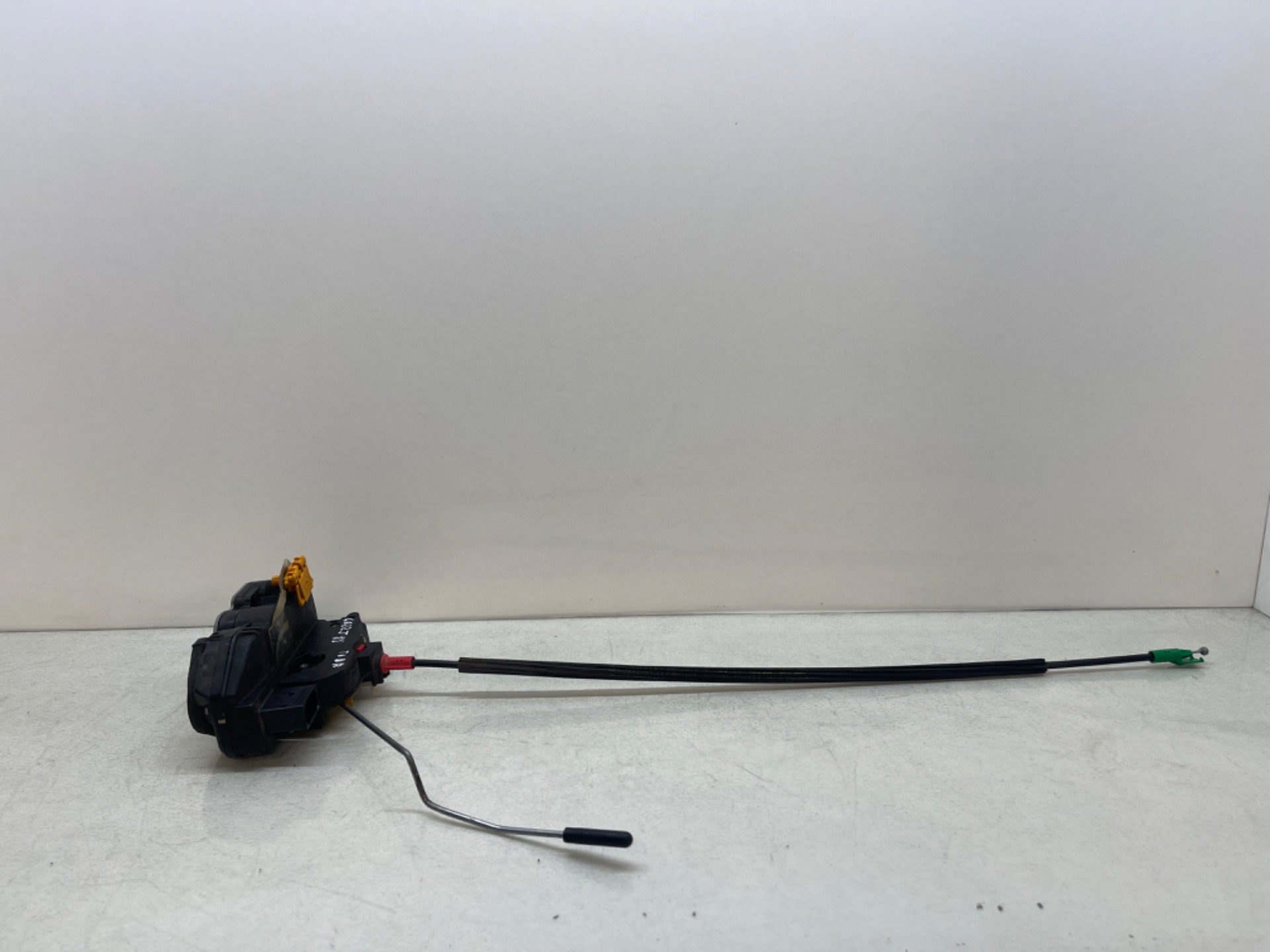Rear right door lock, photo 1 of 4